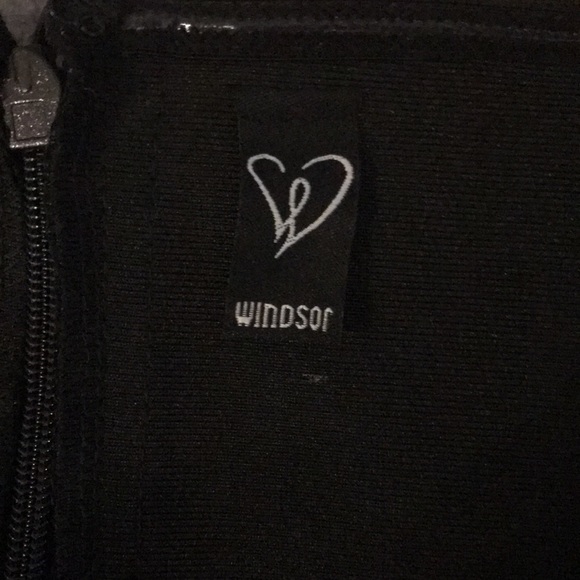 Windsor laced V-neck dress - Picture 6 of 6